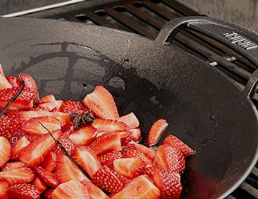 Karamellisoidut mansikat valkosuklaaparfait’n kera