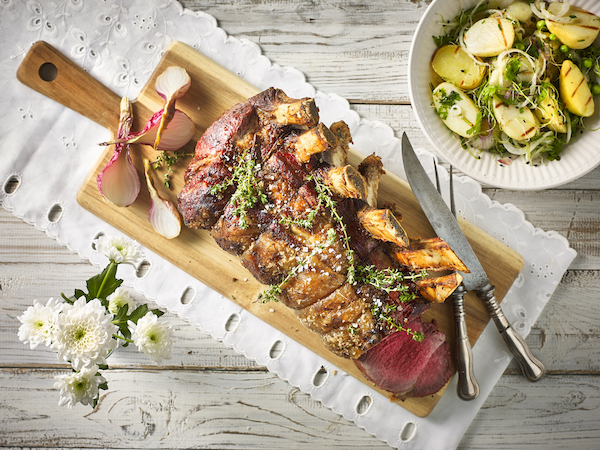 Kylkipaisti Grillatun Perunasalaatin Ja Grillattujen Sipulien Kera