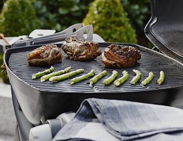 Karitsanpaisti yrttien ja parsan kera