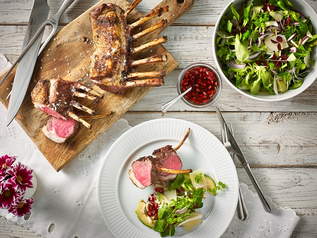 Lammracks Med Avokadosallad Och Vinagrett Paa Granatapple