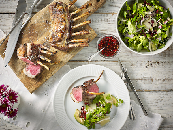 Lampaankare Avokadosalaatin Ja Granaattiomenavinegretin Kera