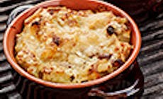 Mezze Maniche Nel Coccio Con Cavolfiore Pinoli E Uvetta Al Rhum Gratinate Al Parmigiano 30 Mesi