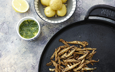 Muikkuja Uusien Perunoiden Ja Tillivoin Kera