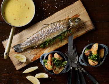 Plankerøkt ørret med grillede poteter og kremet safransaus