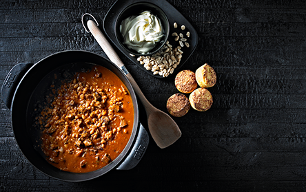 Oksechili Med Majsbroed Cremefraiche Og Peanuts