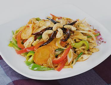 Paistettua kanaa ja cashewpähkinöitä