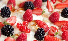Pizza Aux Fruits Rouges Fromage Et Chocolat Blanc