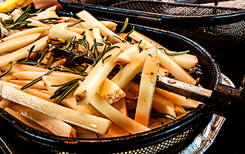 Pommes Frites I En Kurv Med Estragon Majones