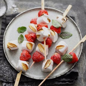 Erdbeer-Marshmallowspieße