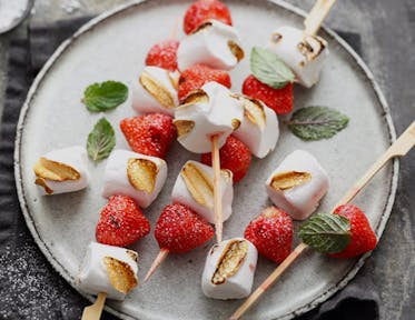 Erdbeer-Marshmallowspieße