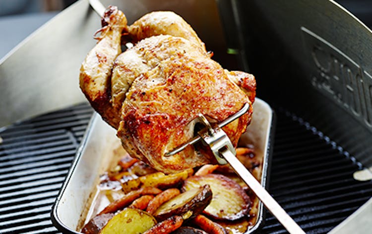 procedure Over hoved og skulder Rund ned Roterende kylling med rødder | Fjerkræ | Weber Opskrifter