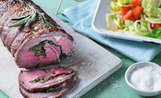 Roti De Veau Farci Aux Fines Herbes Avec Salade De Tomates