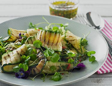 Gegrilde courgette salade met waterkers en chili-munt dressing