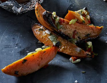 Gebakken zoete aardappelen met chili en lente-uitjes