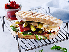 Sandwich De Bresaola Con Parmesano Y Pepinillos