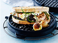 Sandwich De Pollo Con Pate De Olivas Y Queso Brie