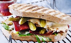 Sandwich Med Bresaola  Parmesan Og Cornichoner