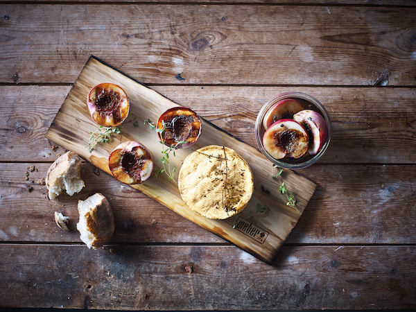 Setrisavustettu Camembert Pippuristen Pikkeloityjen Nektariinien Kera