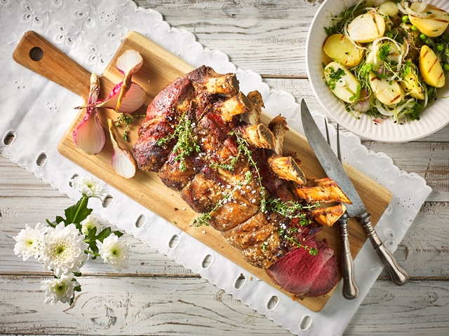 Short Ribs Med Sallad Paa Grillad Potatis Och Ugnsbakad Lok