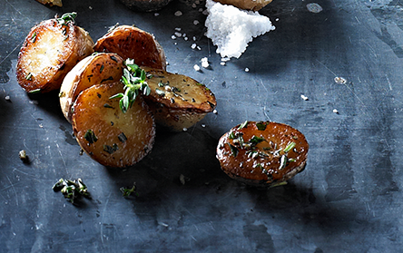 Smaa Stegte Kartofler Med Timian Og Rosmarin