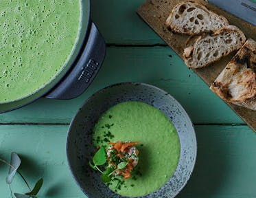 Soupe aux pois verts avec saumon fumé et ciboulette