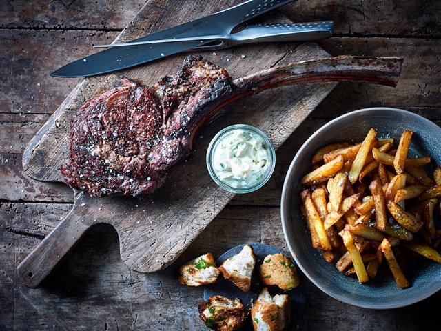 Tomahawk Biff Med Pommes Frites  Jalapeno Aioli Och Vitloksbrod