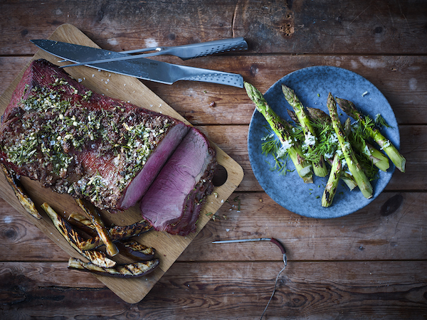 Valkosipulilla Ja Rosmariinilla Maustettu Naudan Sisafilee Parsasalaatin Ja Grillatun Munakoison Kera