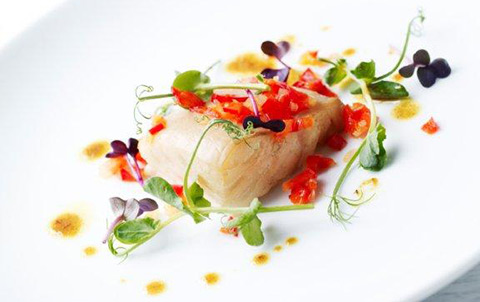 Varmroeget Torsk Med Sauce Basque